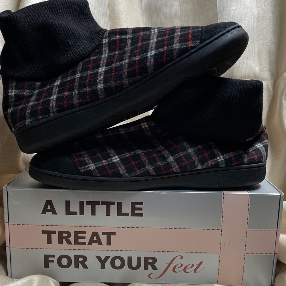 Men’s Warm and Cozy Plaid Slippers Size 9/10 NWT